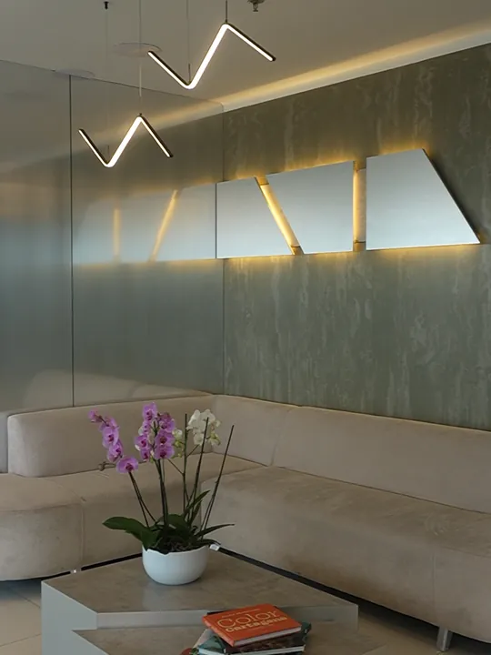 Sala de espera con sofá y orquídeas